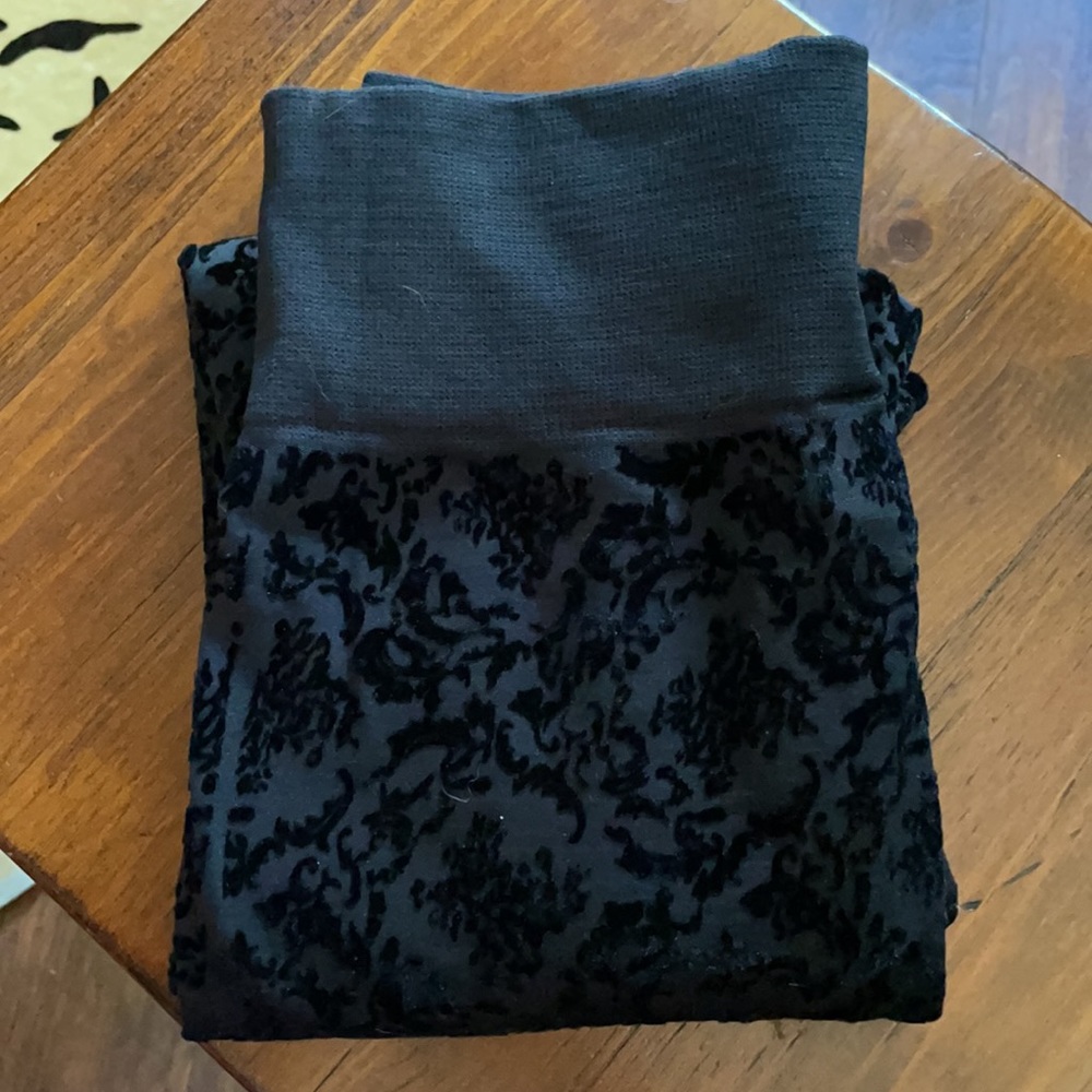 One 5 One Black Fleece-Lined Damask Velour Legging